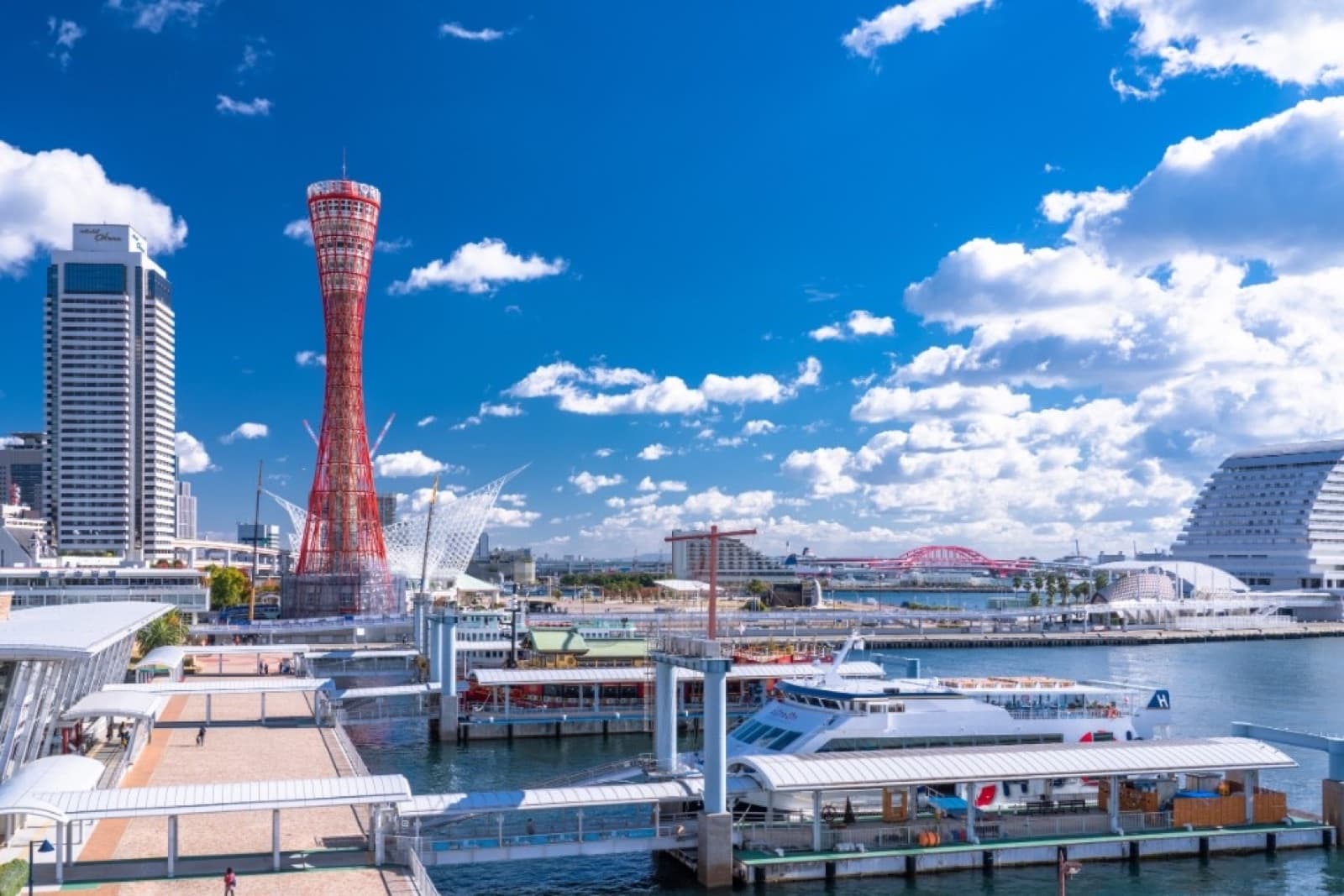 Der Kobe Port Tower und die Uferpromenade im Meriken Park bei Sonnenschein