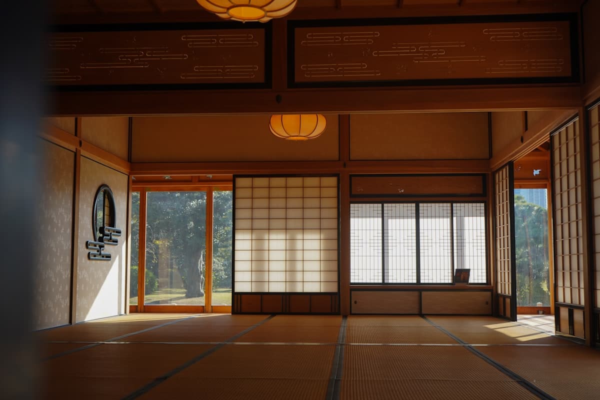 Una estancia japonesa tradicional con tatami, puertas de papel y vistas al jardín