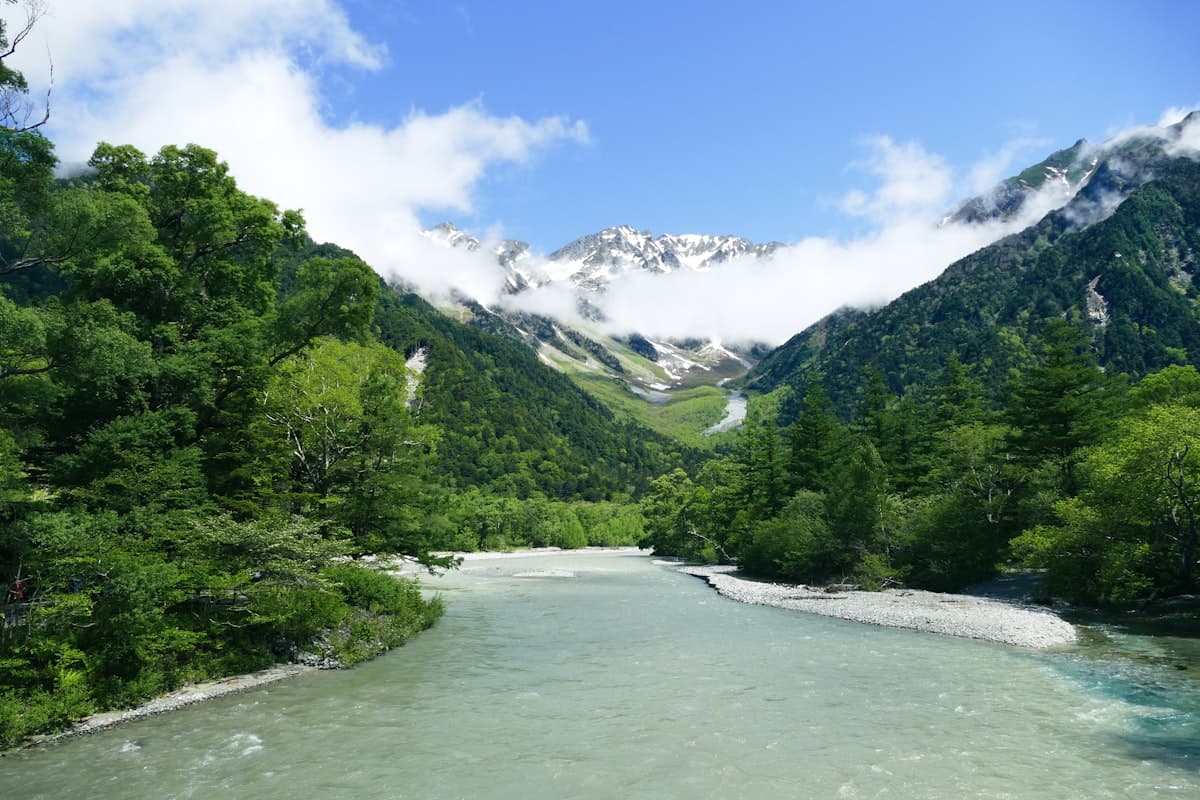 Ein klarer, blauer Gebirgsfluss im Kamikochi-Nationalpark in den Japanischen Alpen