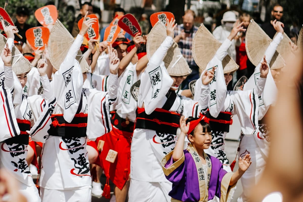 Tänzer in farbenfroher traditioneller Kleidung bei einem japanischen Sommer-Matsuri