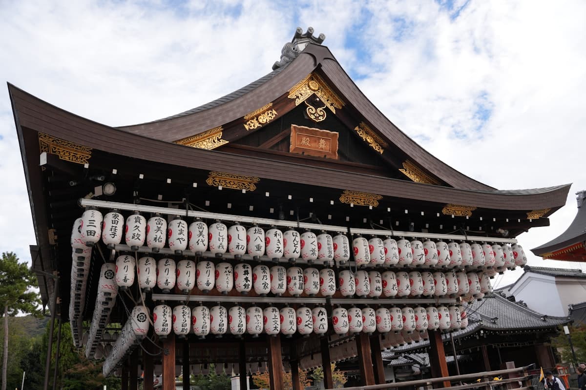 Reihen leuchtender weißer Laternen am Yasaka-Schrein in Kyoto