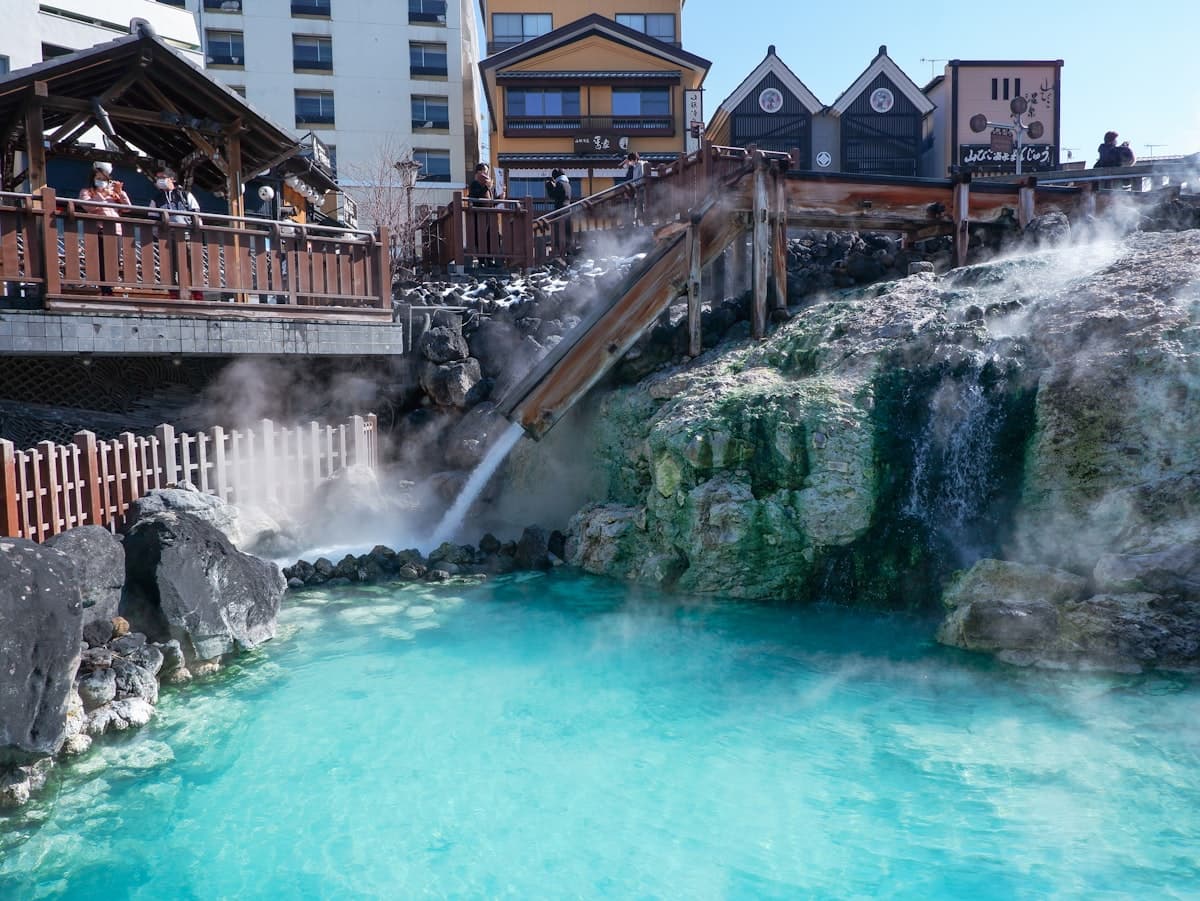 Ein traditionelles Freiluft-Onsen in Kusatsu Onsen in der Präfektur Gunma, über dem Dampf aufsteigt