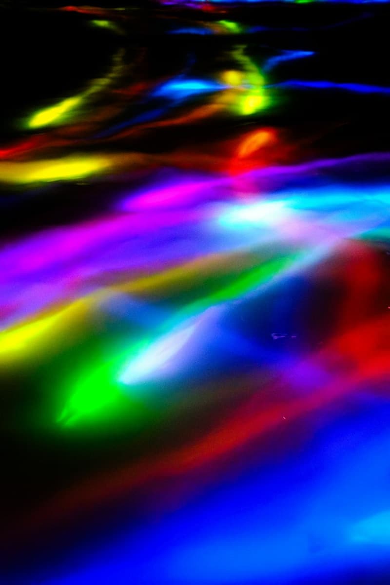 Farbenfrohe, immersive Lichtinstallationen im teamLab Planets in Tokio
