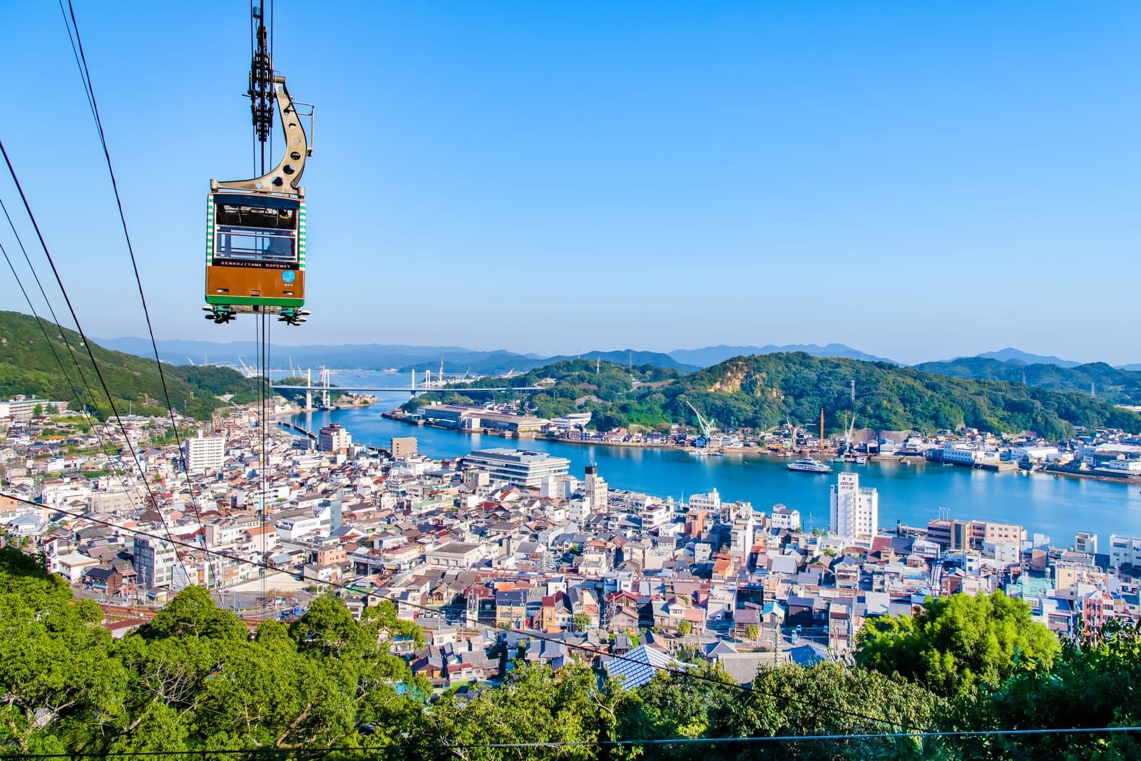 El teleférico de Senkoji-yama sobre Onomichi y su estrecho