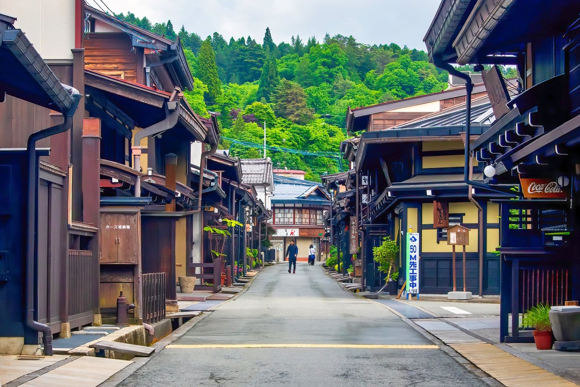 Una calle tranquila de antiguas casas de comerciantes de madera en Takayama
