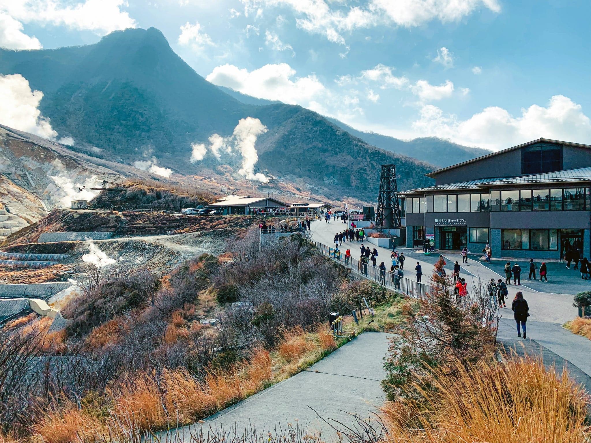 Vapor sobre las laderas volcánicas de Owakudani en Hakone