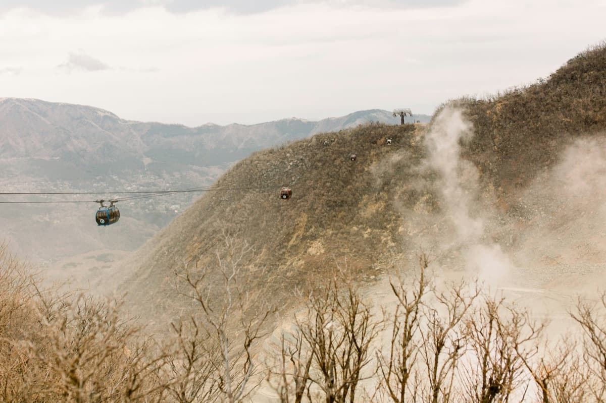 Una cabina del teleférico de Hakone sobre las laderas humeantes de Owakudani