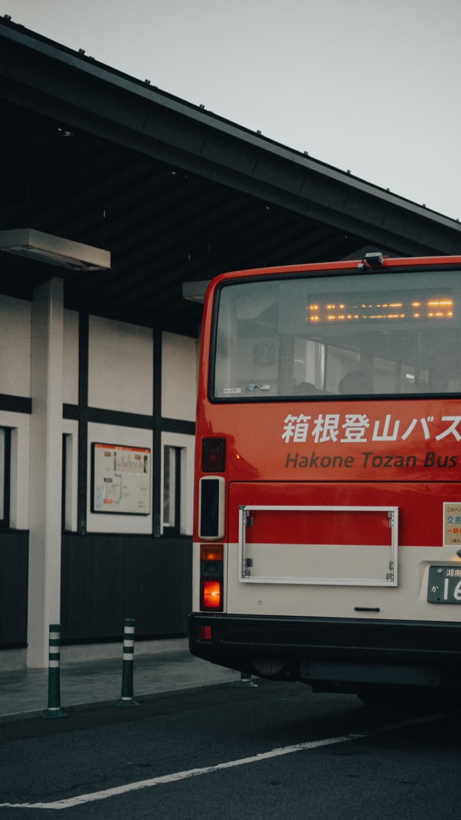 Un autobús rojo de Hakone Tozan en su parada