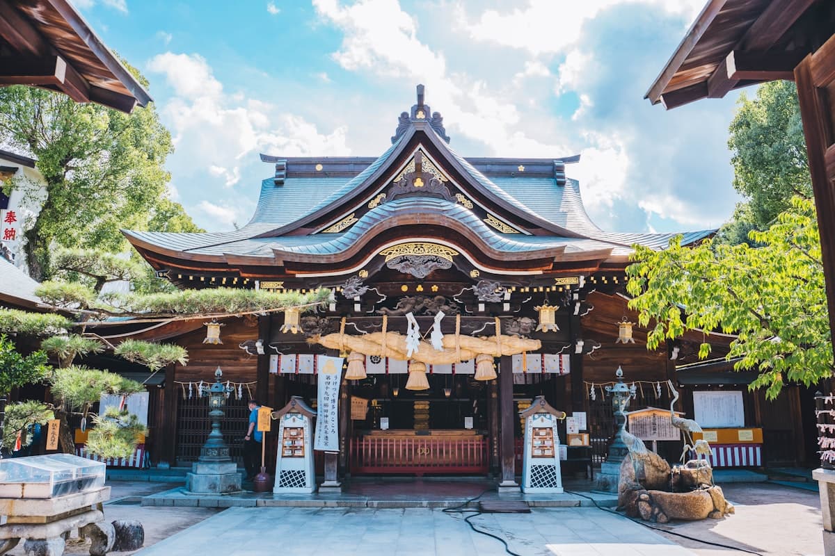The wooden main hall of Kushida Shrine in Fukuoka with a thick sacred rope over the entrance