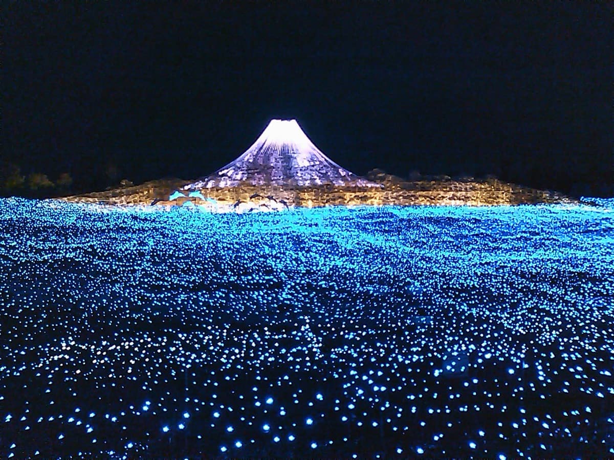 A past Nabana no Sato main theme display: Mount Fuji outlined in lights above a sea of blue LED lights