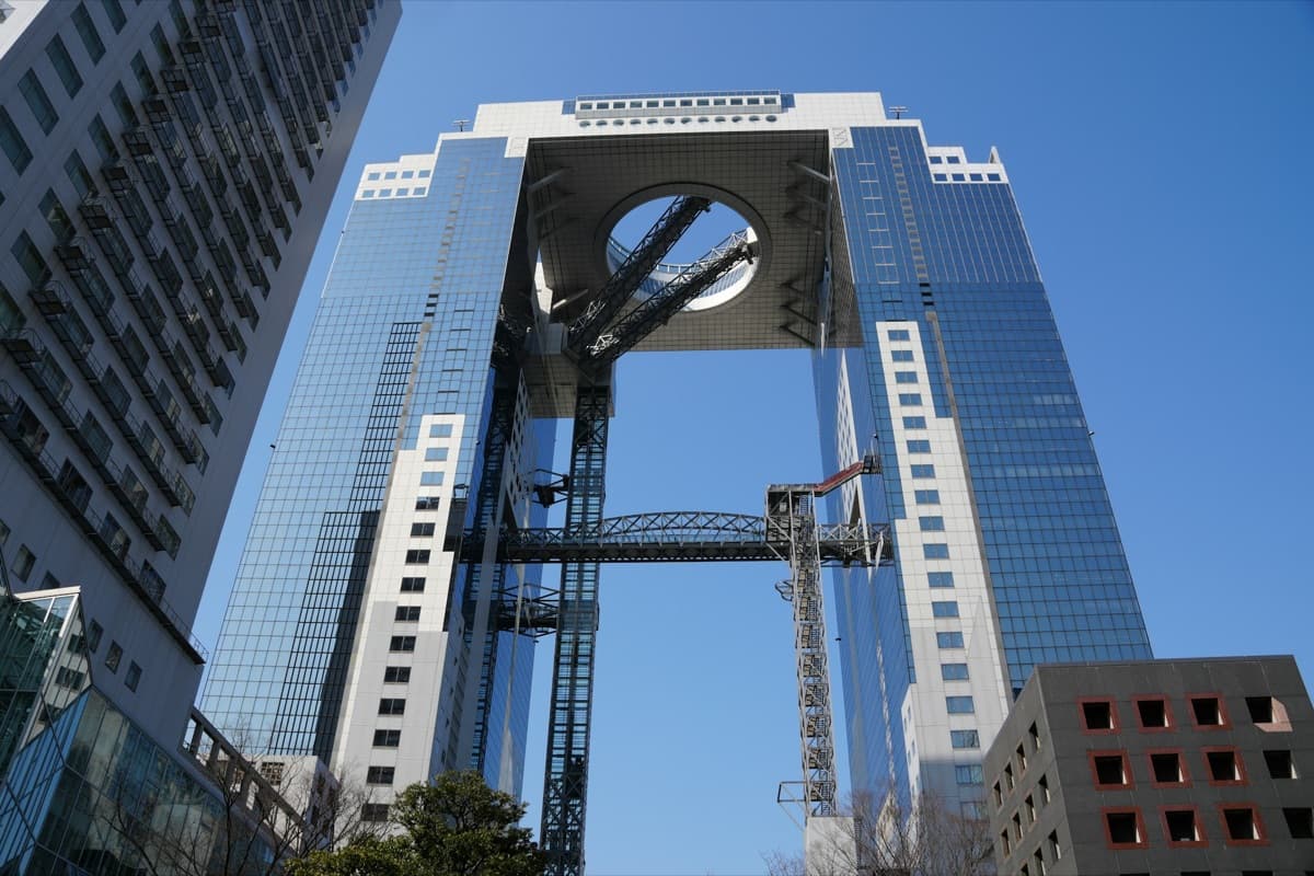 Las dos torres de cristal del Umeda Sky Building unidas en lo alto por un puente y un mirador