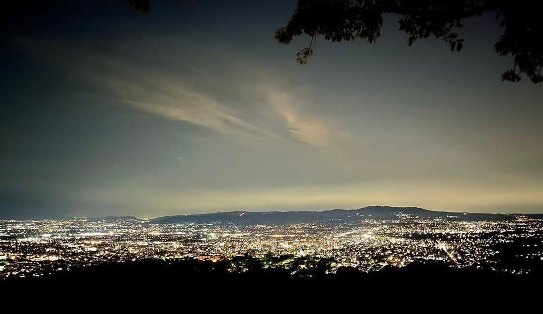 Las luces de Nara de noche desde el monte Wakakusa
