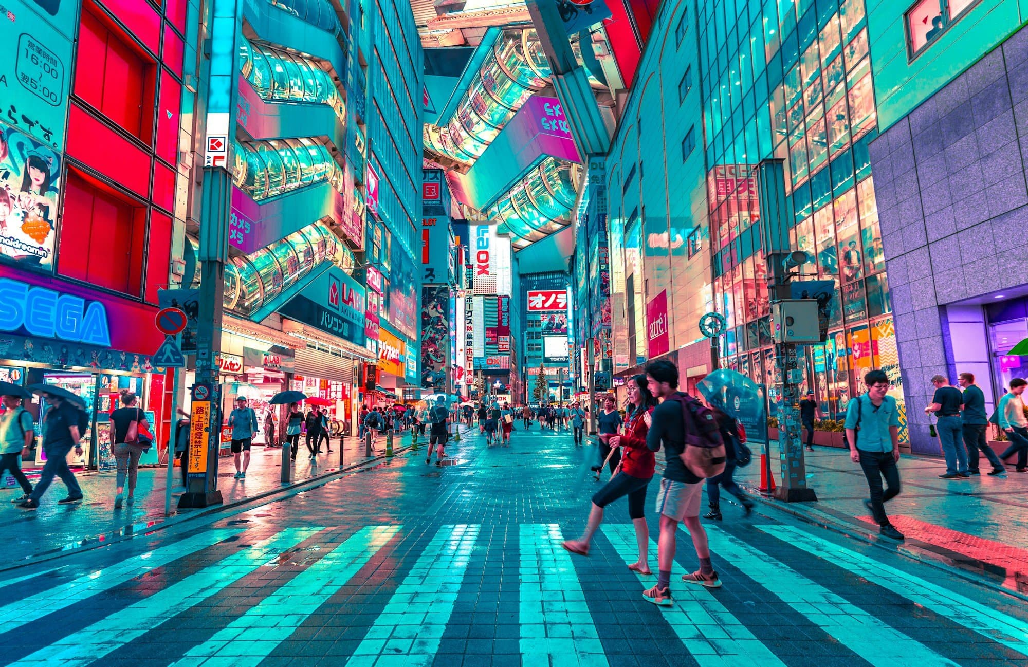 La Torre de Tokio iluminada de noche con el perfil de la ciudad al fondo