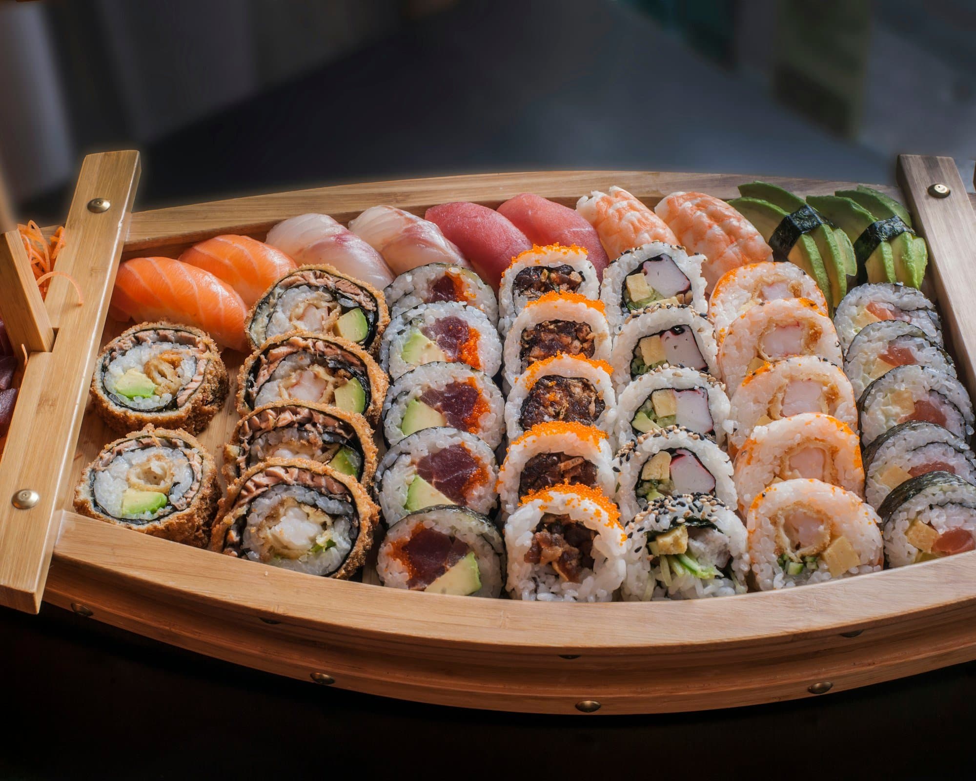 Les étals du marché extérieur de Tsukiji avec produits de la mer et street food