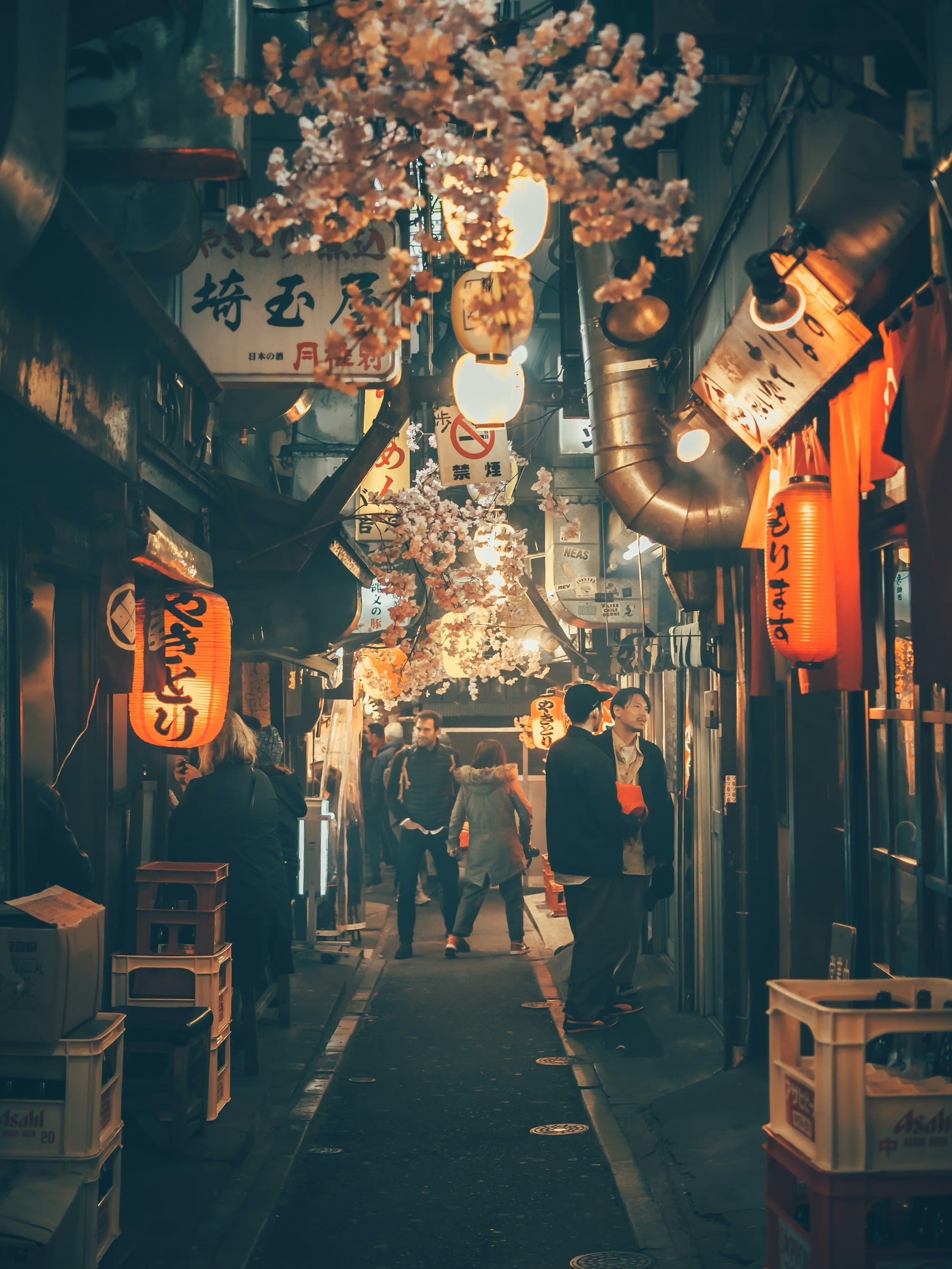 Un vendeur prépare de la street food sur un étal de marché japonais