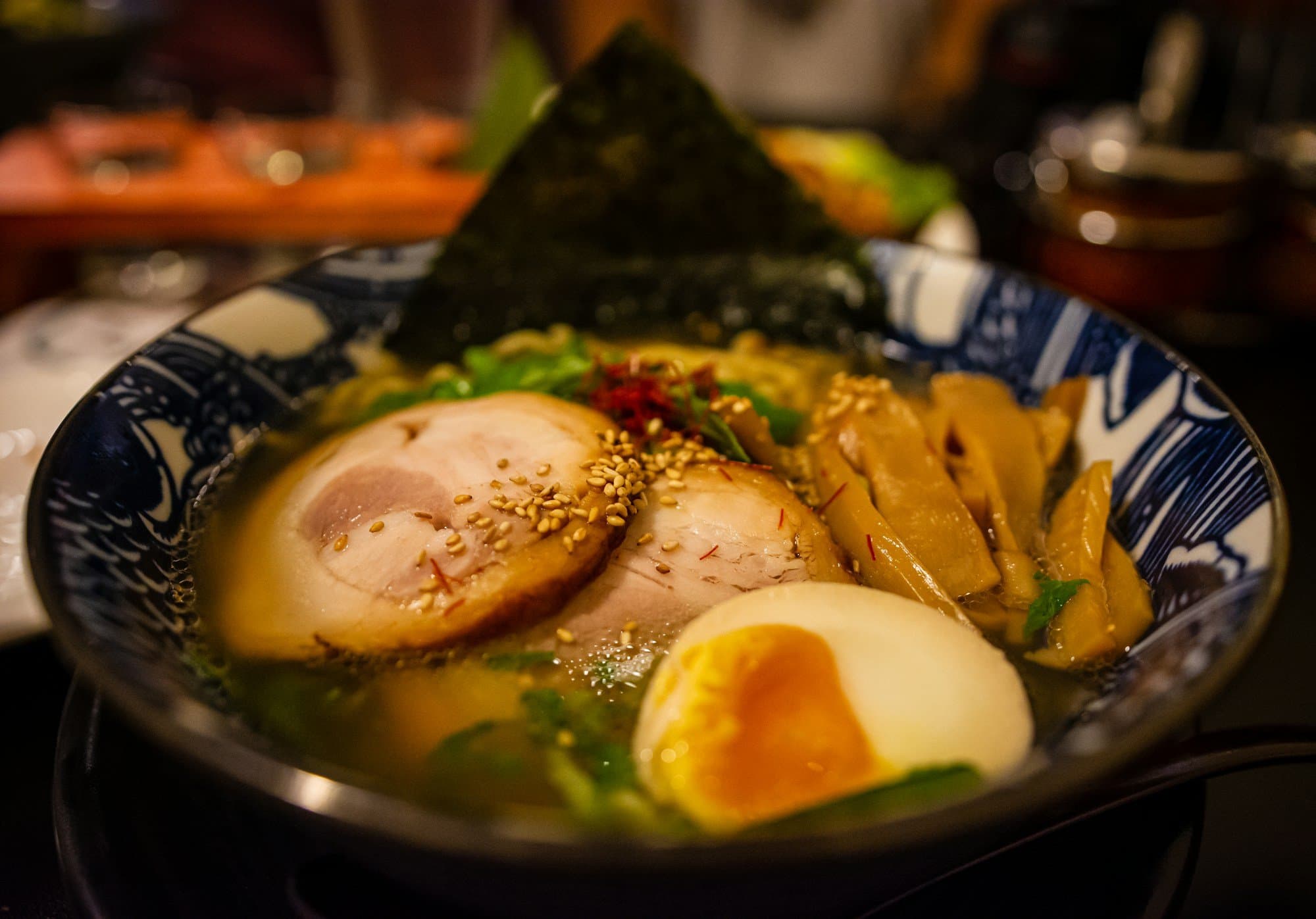 Kinder essen Ramen in einem japanischen Lokal