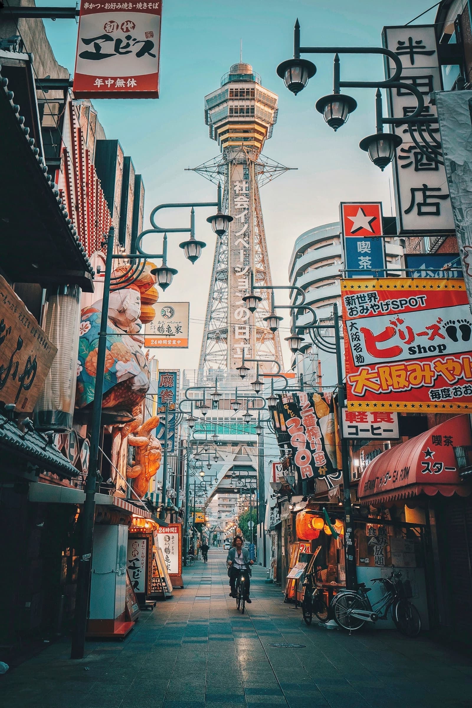 Los luminosos carteles de neón de Dotonbori en Osaka reflejados en el canal