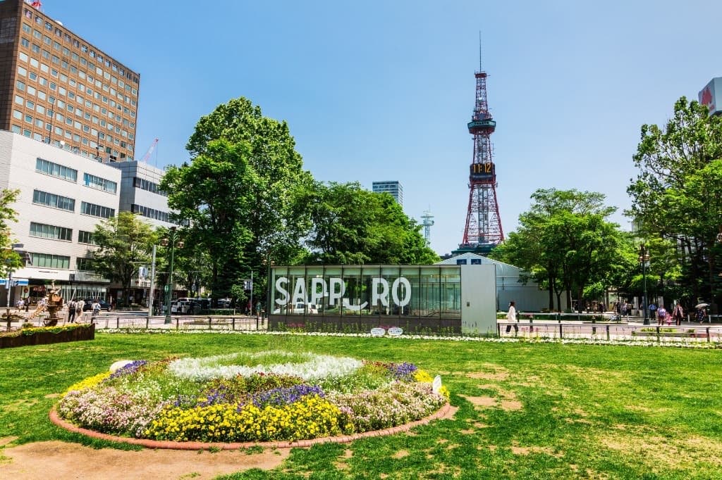 La torre de televisión de Sapporo sobre los parterres del parque Odori