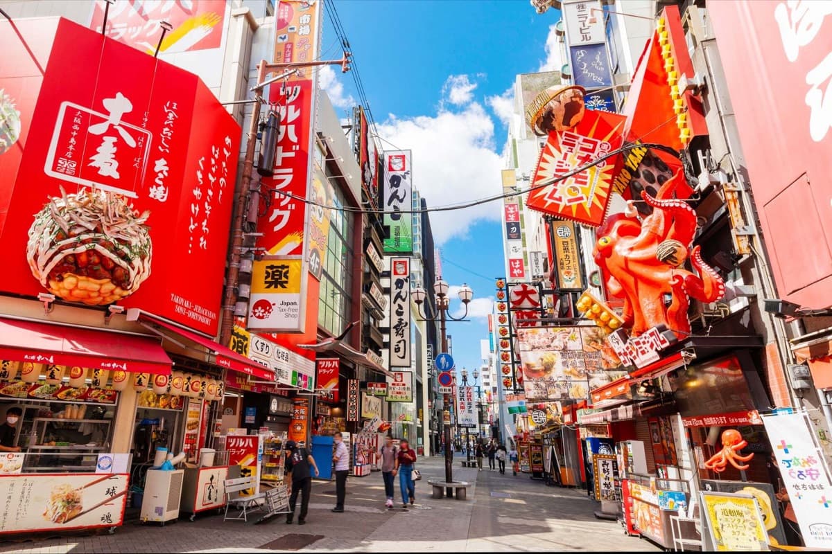 Los grandes carteles de pulpos y takoyaki en Dotonbori durante el día