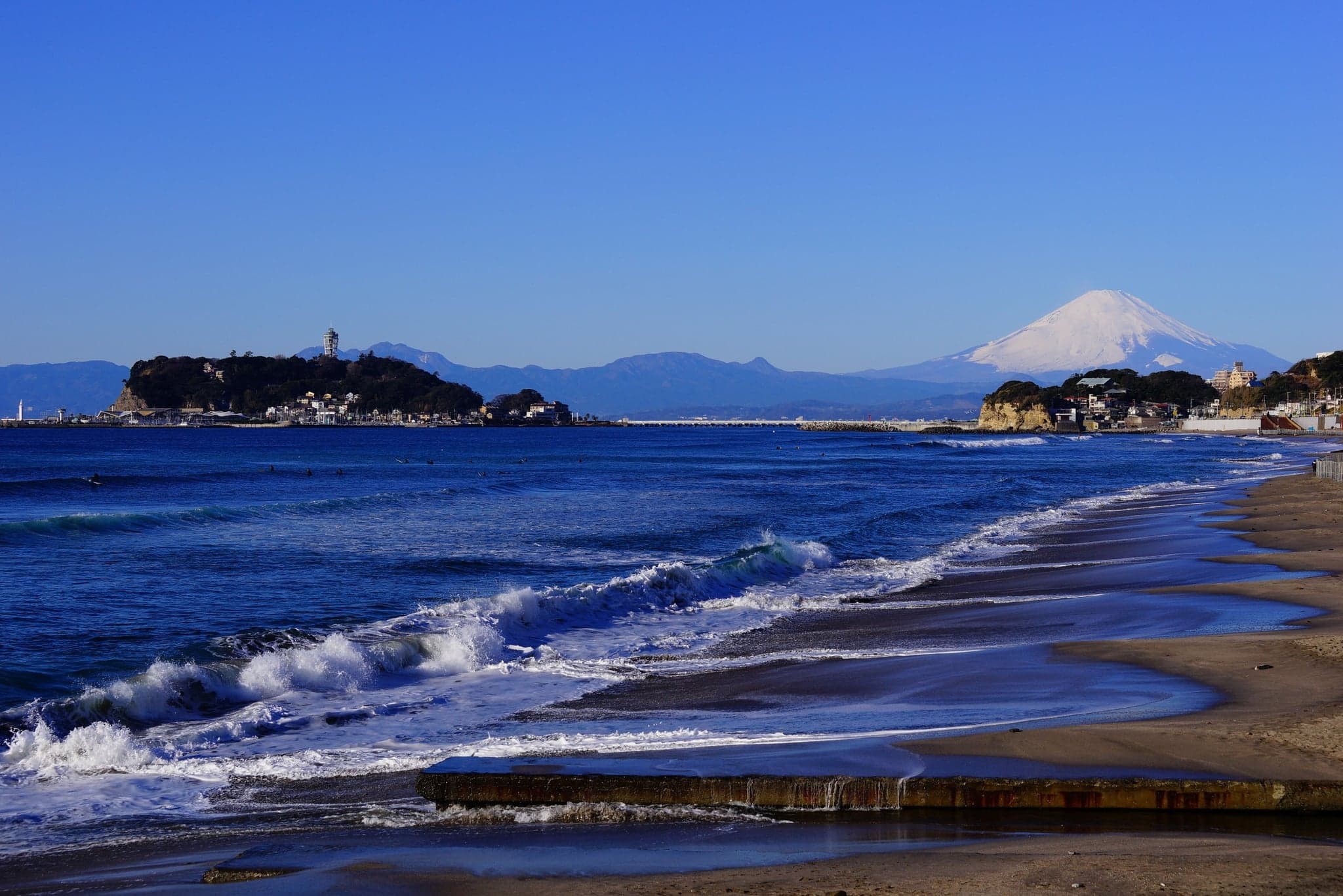 Enoshima y el monte Fuji vistos desde la costa de Shonan