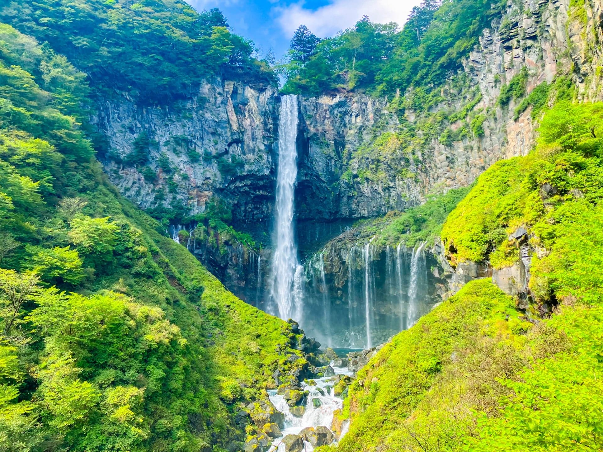 La cascada Kegon entre los acantilados verdes de Nikko