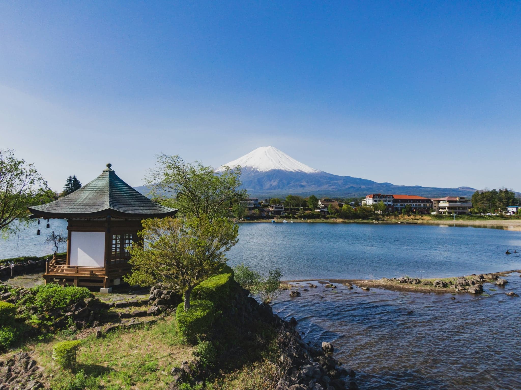 El monte Fuji al otro lado del lago Kawaguchi y un pequeño pabellón en la orilla